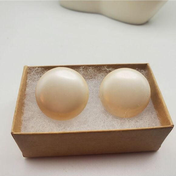 Estate saucer cream toned earrings clip on vintage - Picture 1 of 3